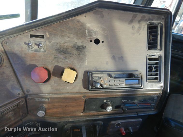 image for item JJ9778 1994 Freightliner FLD120  semi truck