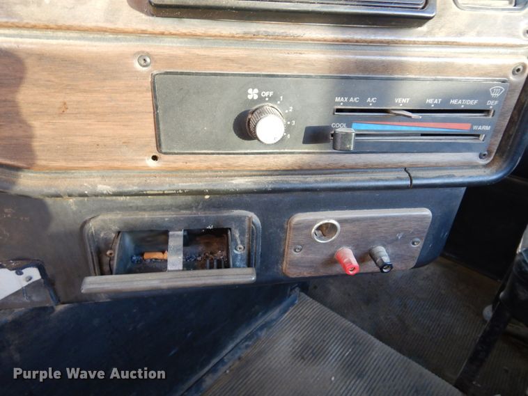 image for item JJ9778 1994 Freightliner FLD120  semi truck