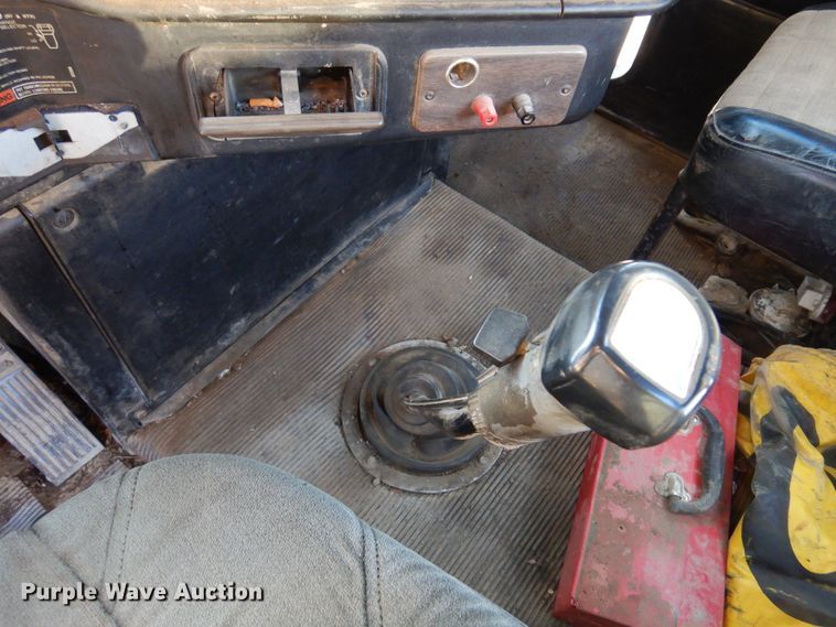 image for item JJ9778 1994 Freightliner FLD120  semi truck