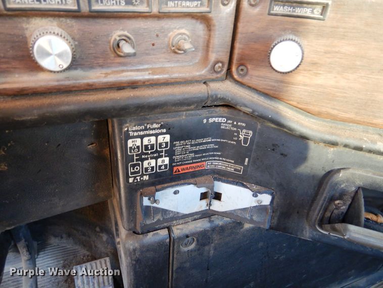 image for item JJ9778 1994 Freightliner FLD120  semi truck