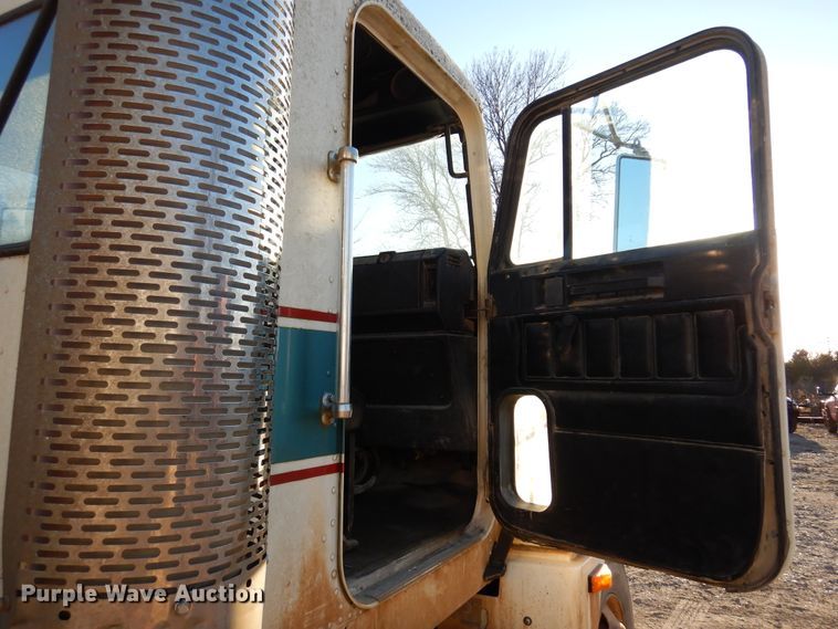 image for item JJ9778 1994 Freightliner FLD120  semi truck