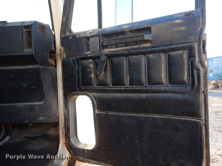 image for item JJ9778 1994 Freightliner FLD120  semi truck