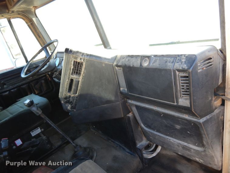 image for item JJ9778 1994 Freightliner FLD120  semi truck