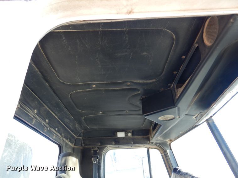 image for item JJ9778 1994 Freightliner FLD120  semi truck