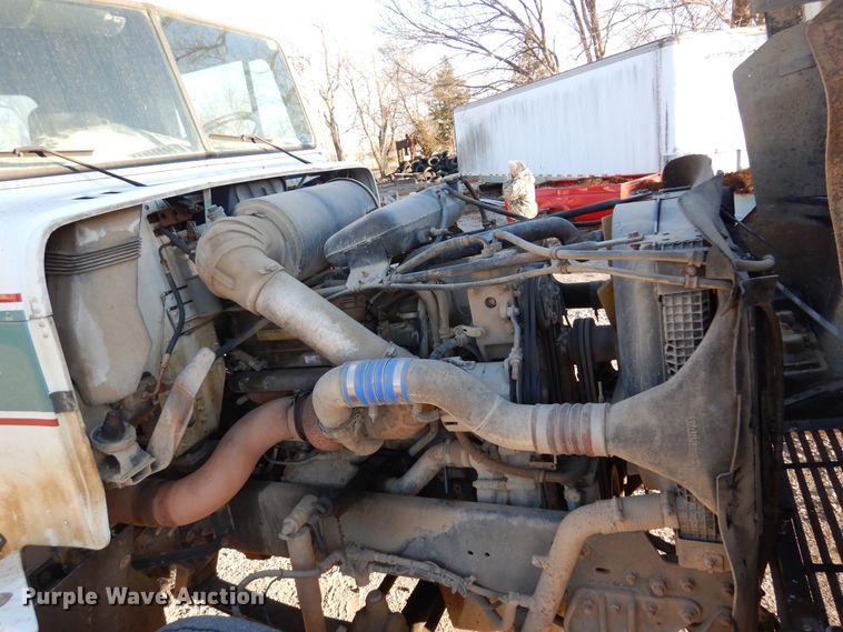 image for item JJ9778 1994 Freightliner FLD120  semi truck