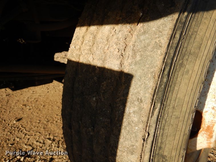 image for item JJ9778 1994 Freightliner FLD120  semi truck