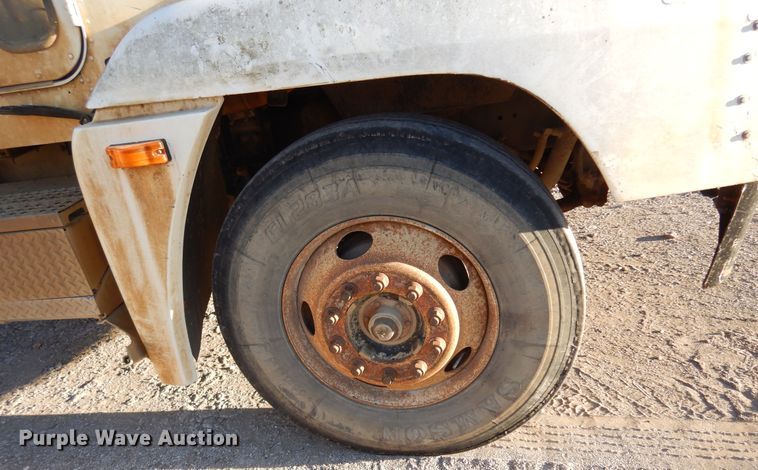 image for item JJ9778 1994 Freightliner FLD120  semi truck