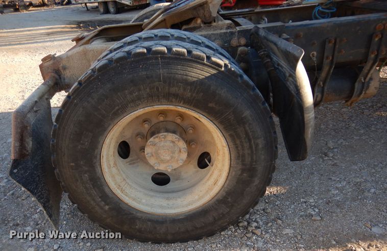 image for item JJ9778 1994 Freightliner FLD120  semi truck