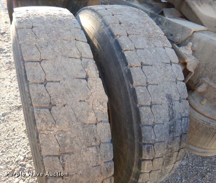 image for item JJ9778 1994 Freightliner FLD120  semi truck