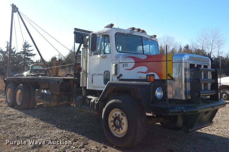 image for item JJ9784 1978 International  winch truck