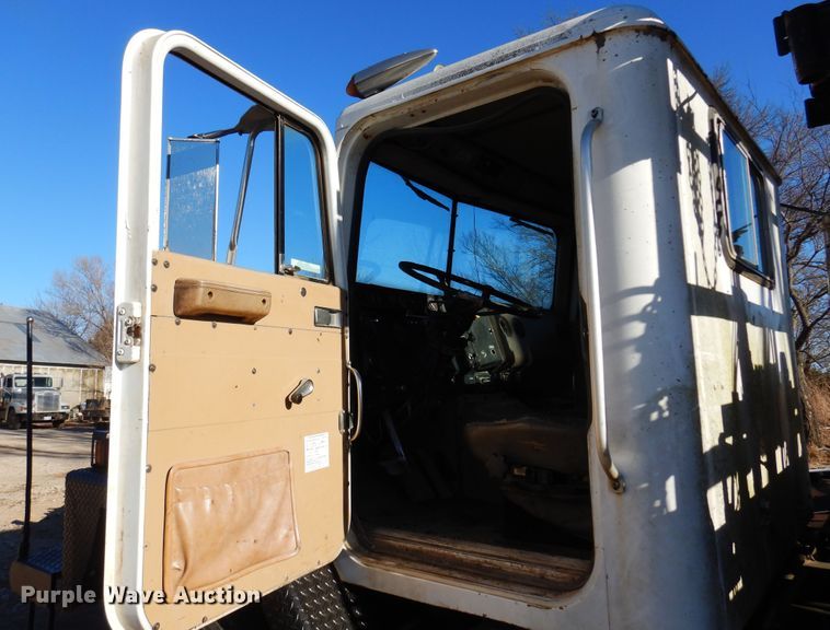 image for item JJ9784 1978 International  winch truck