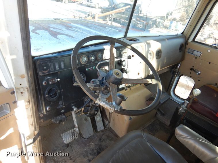 image for item JJ9784 1978 International  winch truck