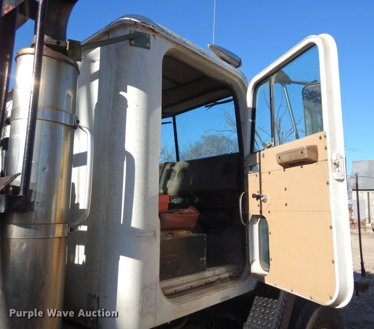 image for item JJ9784 1978 International  winch truck