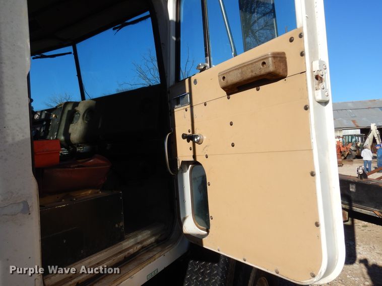 image for item JJ9784 1978 International  winch truck