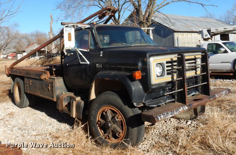 image for item JJ9786 1985 Chevrolet C7500  winch truck