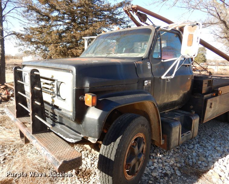 image for item JJ9786 1985 Chevrolet C7500  winch truck