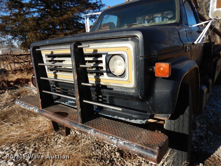 image for item JJ9786 1985 Chevrolet C7500  winch truck