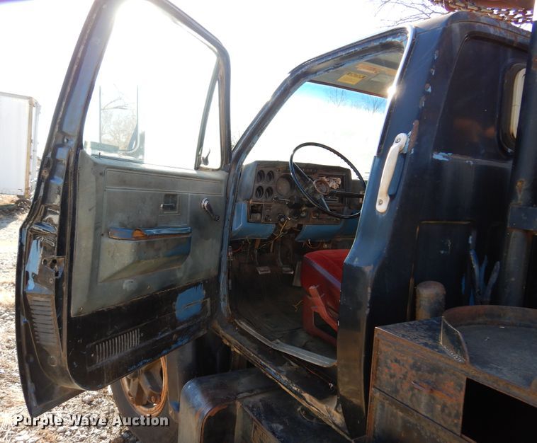 image for item JJ9786 1985 Chevrolet C7500  winch truck