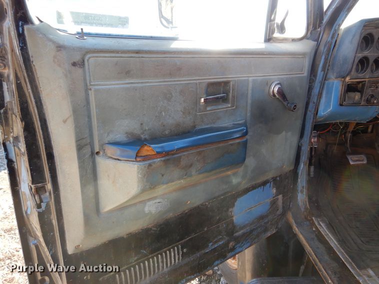 image for item JJ9786 1985 Chevrolet C7500  winch truck