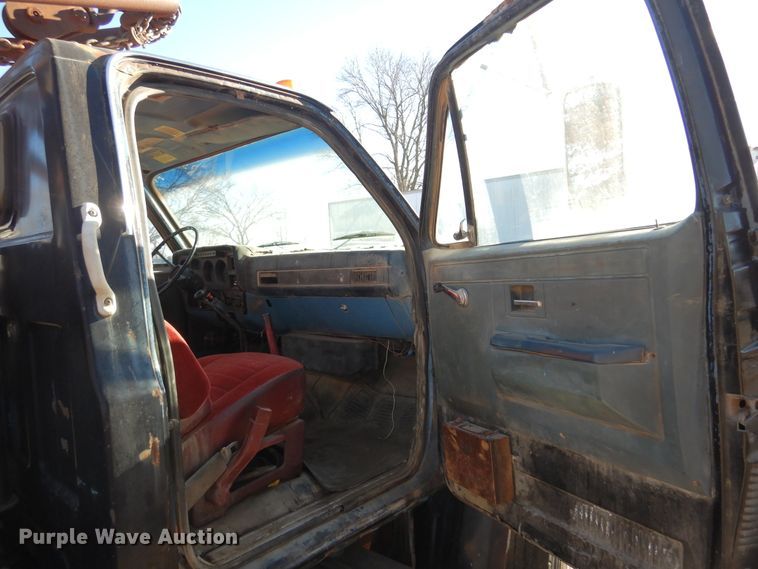 image for item JJ9786 1985 Chevrolet C7500  winch truck