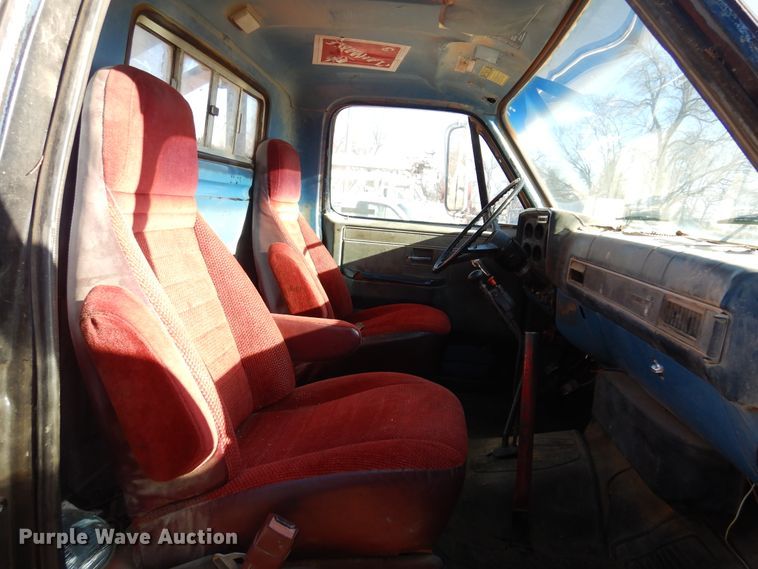 image for item JJ9786 1985 Chevrolet C7500  winch truck