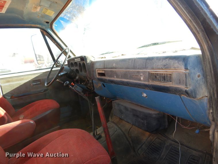 image for item JJ9786 1985 Chevrolet C7500  winch truck