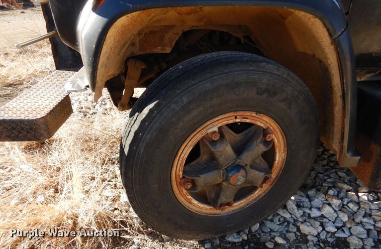 image for item JJ9786 1985 Chevrolet C7500  winch truck