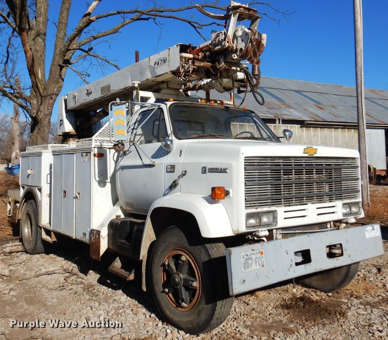 image for item JJ9790 1989 Chevrolet C7500  digger derrick truck
