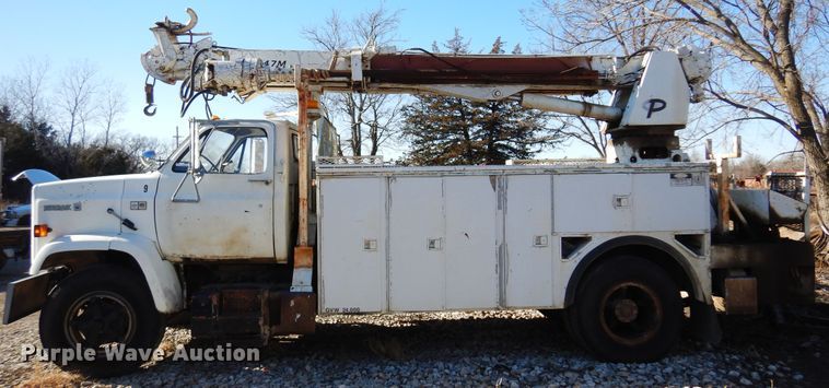 image for item JJ9790 1989 Chevrolet C7500  digger derrick truck