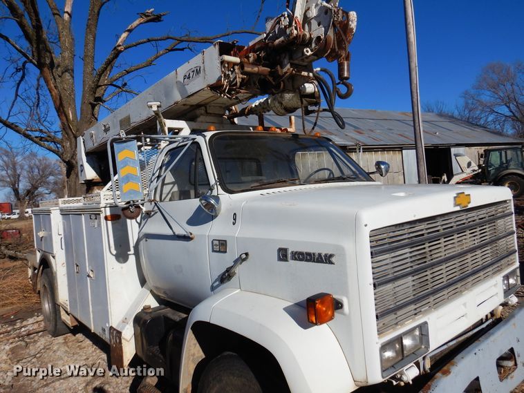 image for item JJ9790 1989 Chevrolet C7500  digger derrick truck