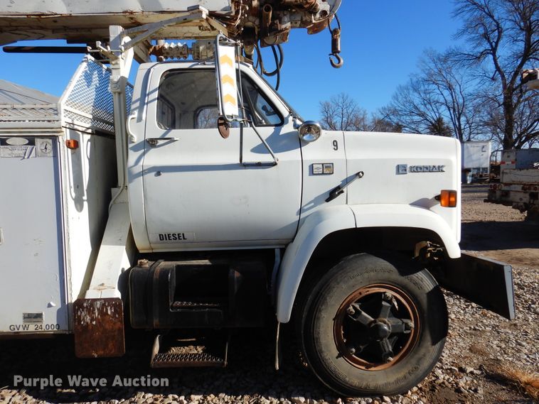 image for item JJ9790 1989 Chevrolet C7500  digger derrick truck