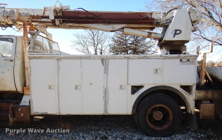 image for item JJ9790 1989 Chevrolet C7500  digger derrick truck