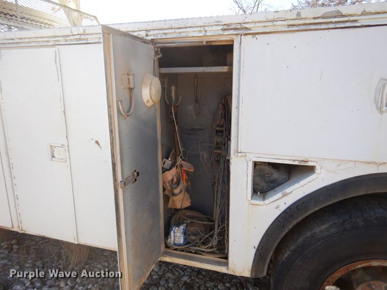 image for item JJ9790 1989 Chevrolet C7500  digger derrick truck