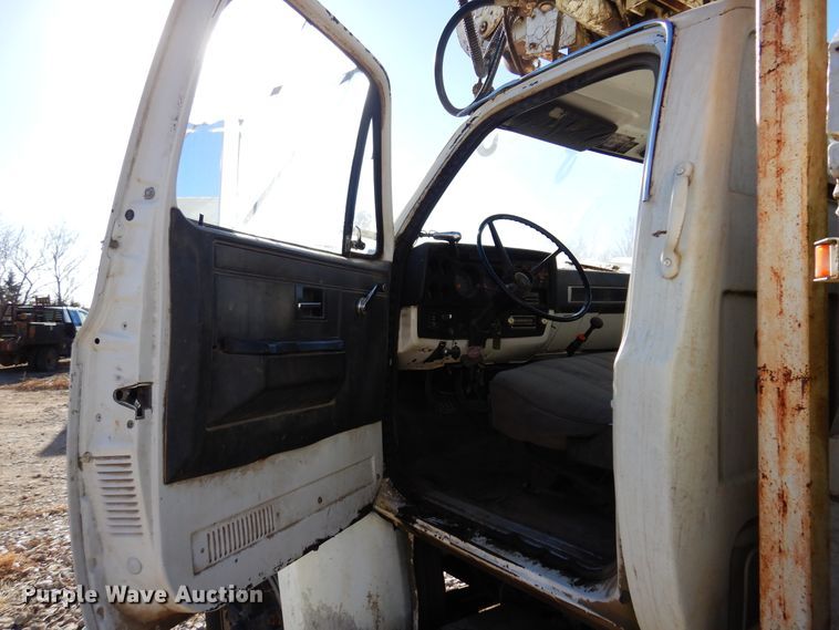 image for item JJ9790 1989 Chevrolet C7500  digger derrick truck