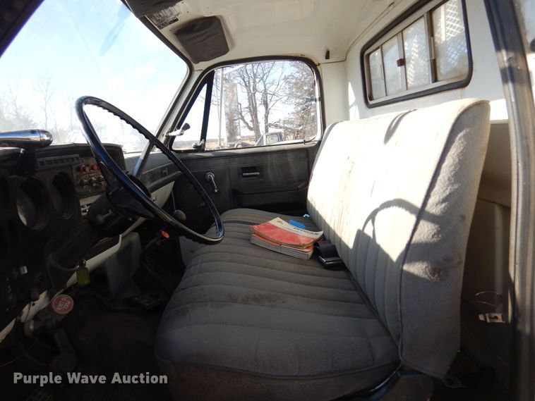 image for item JJ9790 1989 Chevrolet C7500  digger derrick truck