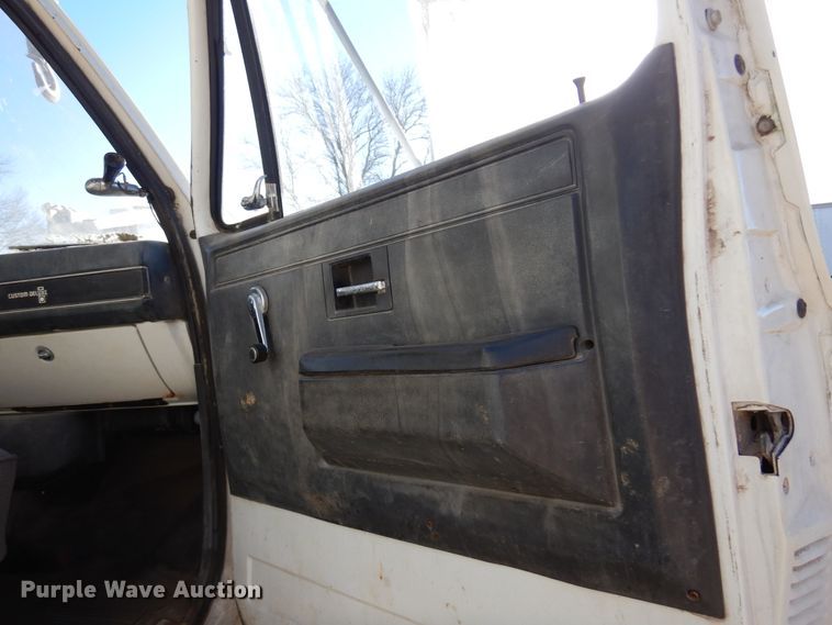 image for item JJ9790 1989 Chevrolet C7500  digger derrick truck