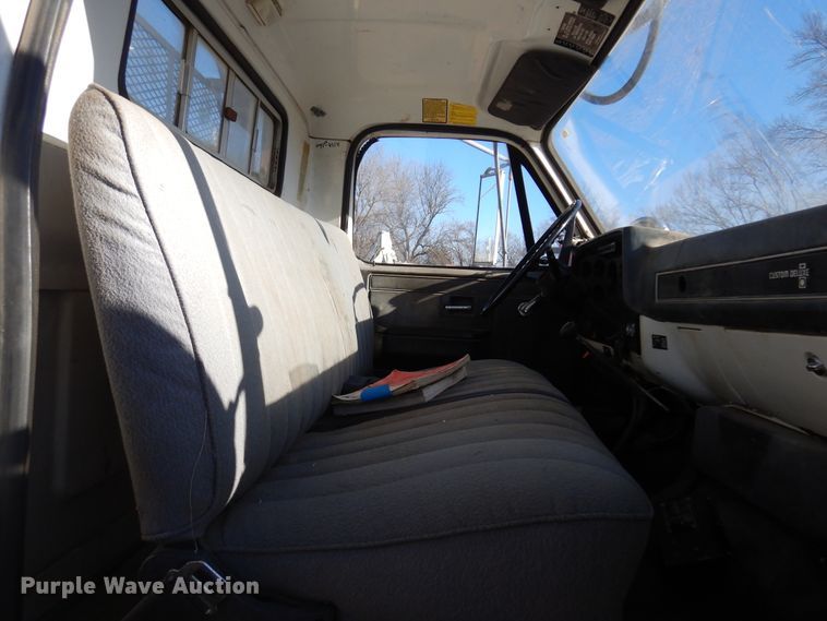 image for item JJ9790 1989 Chevrolet C7500  digger derrick truck