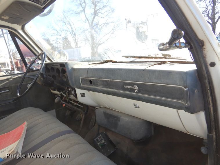 image for item JJ9790 1989 Chevrolet C7500  digger derrick truck