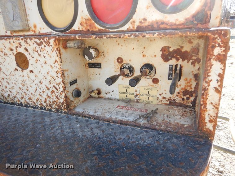 image for item JJ9791 1998 Chevrolet C6500  bucket truck