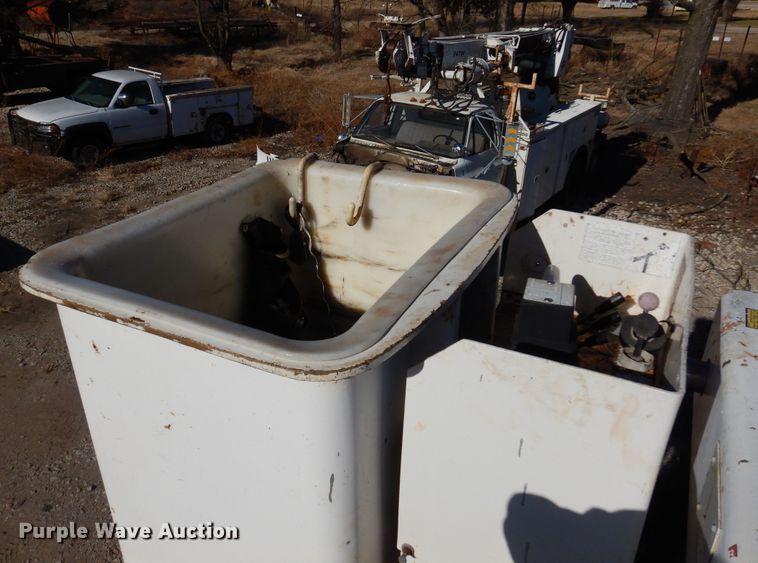 image for item JJ9791 1998 Chevrolet C6500  bucket truck