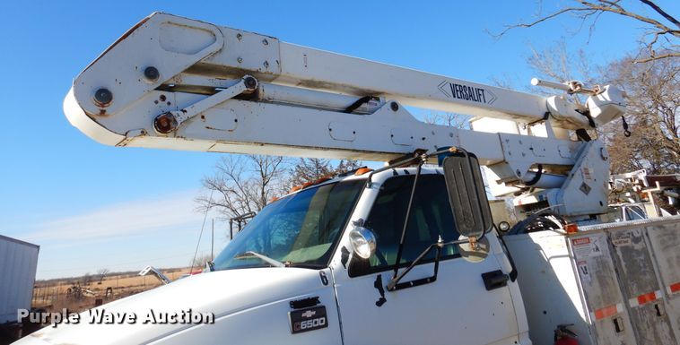 image for item JJ9791 1998 Chevrolet C6500  bucket truck