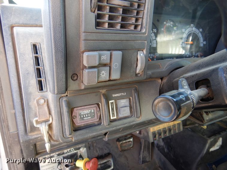 image for item JJ9791 1998 Chevrolet C6500  bucket truck