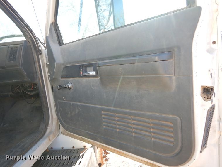 image for item JJ9791 1998 Chevrolet C6500  bucket truck