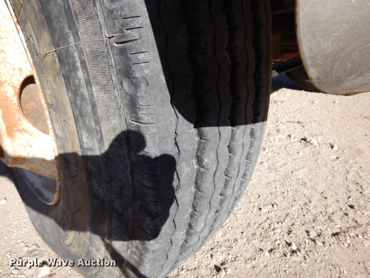 image for item JJ9791 1998 Chevrolet C6500  bucket truck