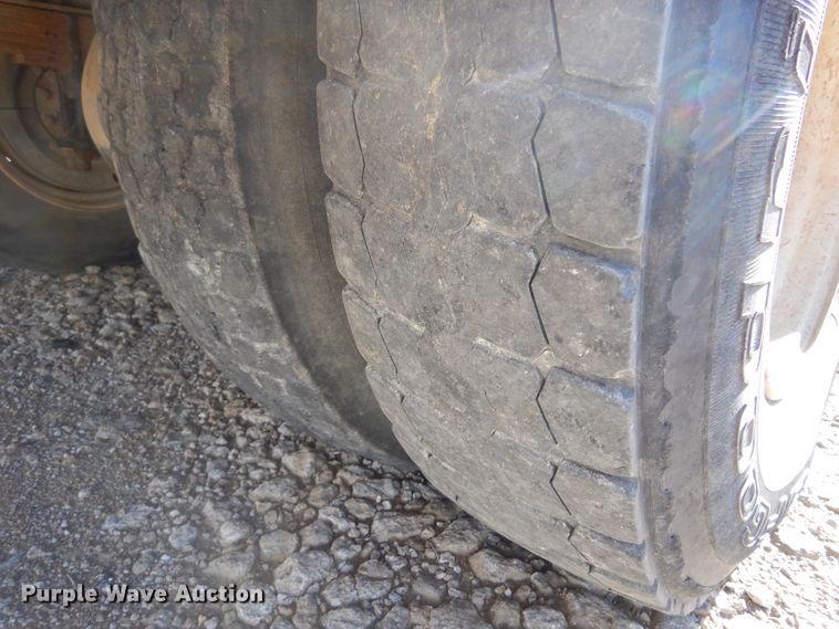 image for item JJ9791 1998 Chevrolet C6500  bucket truck