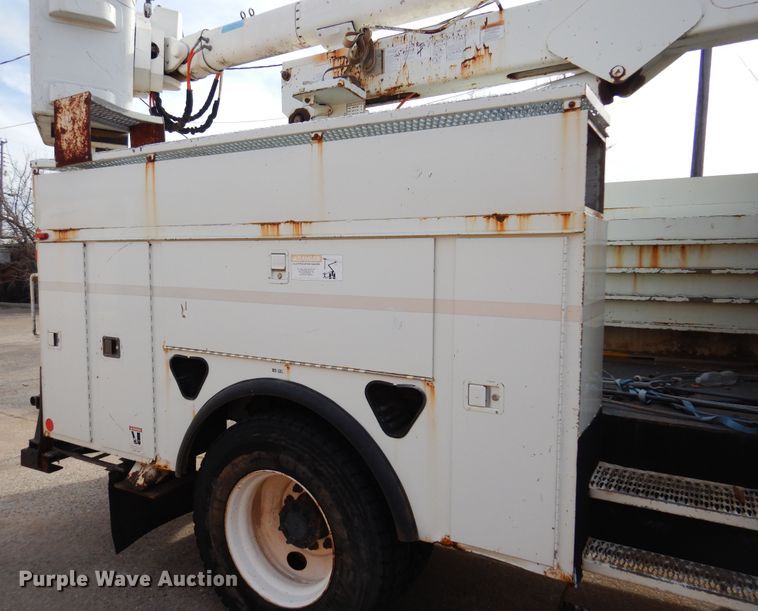 image for item JJ9853 2007 International 4300  bucket truck