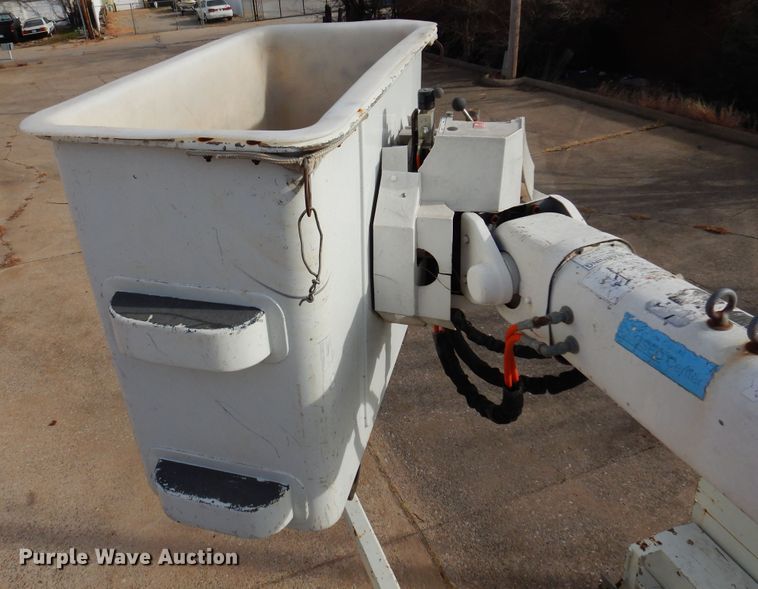 image for item JJ9853 2007 International 4300  bucket truck