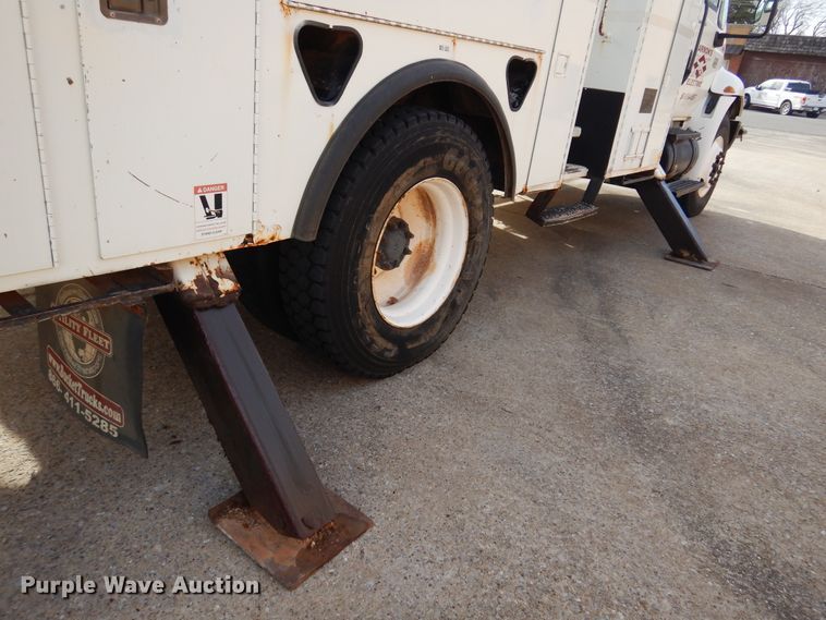 image for item JJ9853 2007 International 4300  bucket truck