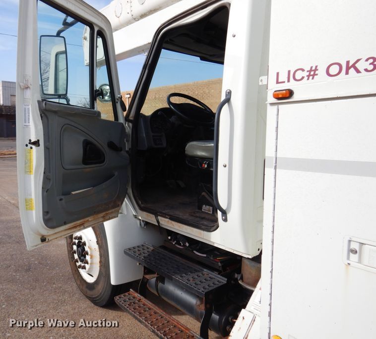 image for item JJ9853 2007 International 4300  bucket truck