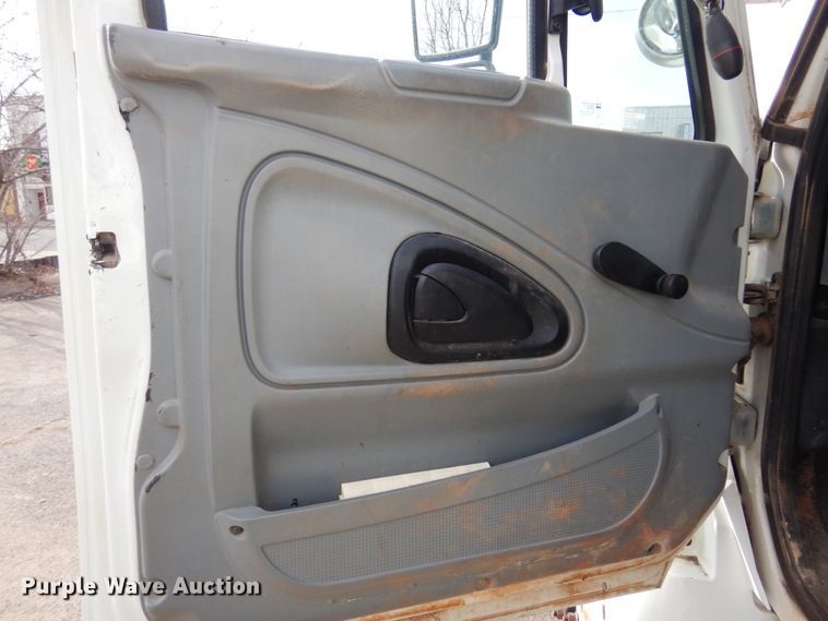 image for item JJ9853 2007 International 4300  bucket truck